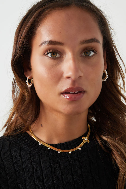 flat chunky necklace with flower pendant